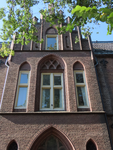 851059 Gezicht op de topgevel van het voormalige kloostergebouw Deken Roesstraat 13 te Utrecht. Tot in 2018 was in het ...